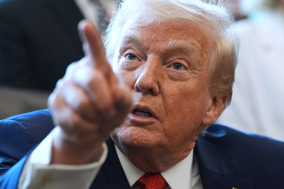 도널드 트럼프 미국 대통령이 18일(현지시간) 워싱턴 백악관에서 마리화나에 대한 규제 수위는 낮추는 내용의 행정명령에 서명한 뒤 기자들의 질문을 받고 았다. AP=연합뉴스