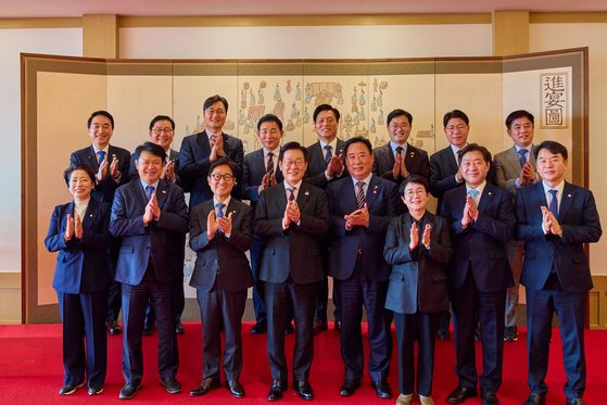 이재명 대통령이 18일 서울 용산 대통령실에서 열린 더불어민주당 대전-충남 국회의원 초청 오찬 간담회에서 참석자들과 기념촬영을 하고 있다. 뉴시스