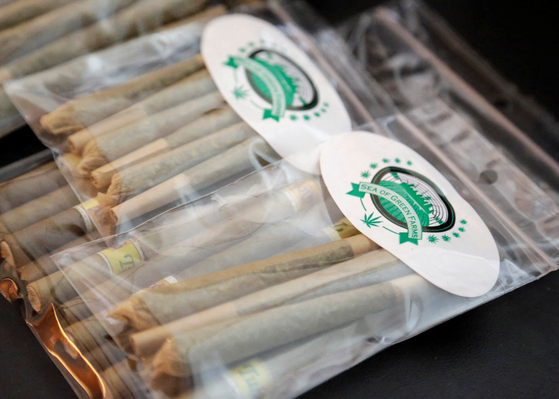 워싱턴주 시애틀 소재 '씨 오브 그린 팜스'에서 미리 말아 놓은 마리화나가 진열돼 있다. 로이터=연합뉴스