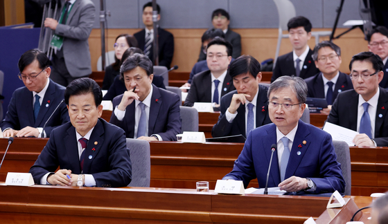 조현 외교부 장관(오른쪽)이 19일 정부서울청사 별관에서 열린 외교부(재외동포청)·통일부 업무보고에서 발언하고 있다. 조 장관 왼쪽은 정동영 통일부 장관. 연합뉴스.