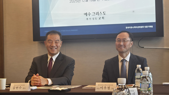 북아시아회장단 김현수 장로(왼쪽)와 한국커뮤니케이션 평이회 회장 이우철 장로. 백성호 기자