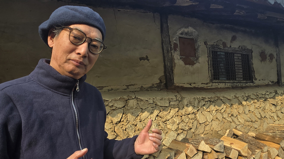 고진하 목사가 한옥의 담벼락에 대해 설명하고 있다. 담에는 돌과 흙이 섞여서 화재를 막는 방화 역할을 하는 부분이 있었다. 원주=백성호 기자