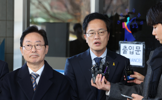 국회 '패스트트랙 충돌' 사건에 연루된 더불어민주당 박범계·박주민 의원이 28일 서울 양천구 서울남부지법에서 열린 1심 공판을 마치고 취재진 질문에 답하고 있다. 연합뉴스