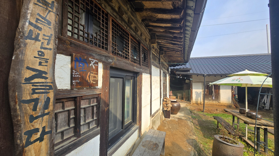 고진하 목사는 한옥에 '불편당'이란 당호를 붙인 뒤, "불편을 즐긴다"고 적었다. 불편을 즐기는 삶, 그 속에서 행복의 단초가 보였다. 원주=백성호 기자