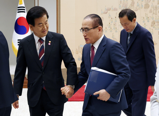 정동영 통일부 장관과 위성락 국가안보실장이 용산 대통령실에서 신임 국무위원 및 국세청장 임명장 수여식 후 대화하며 행사장을 나서고 있다. 대통령실사진기자단