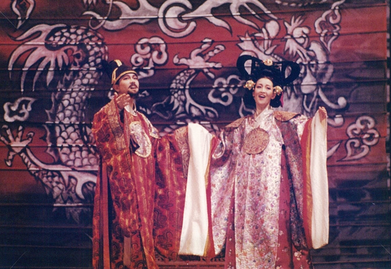 뮤지컬 '명성황후'의 1995년 초연 당시 장면. 명성황후 역은 윤석화, 고종 역은 홍경인이 맡았다. 윤석화는 '명성황후' 캐릭터의 원형을 만든 인물로 평가 받는다. 사진 에이콤