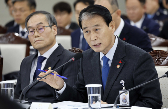 권오을 국가보훈부 장관이 18일 서울 용산 국방부 청사에서 이재명 대통령에게 업무보고를 하고 있다. 대통령실사진기자단