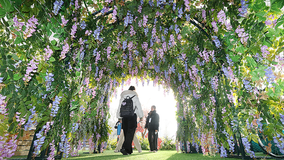 에어돔 입구가 봄꽃으로 장식돼 있다. 연합뉴스