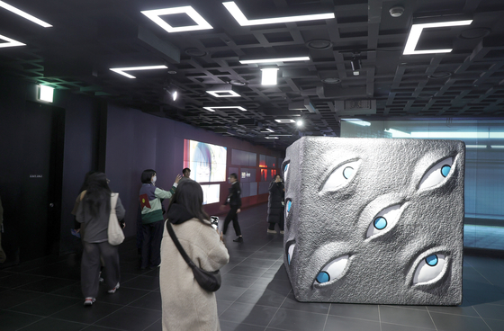 지하 2층 미디어 체험존에 있는 2.35m 크기의 정육면체 주물 ‘옥문강’. 강정현 기자