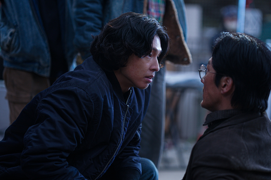 영화 '콘크리트 마켓'은 대지진 이후 유일하게 무너지지 않은 황궁 아파트에서 벌어지는 물물교환과 권력 관계를 다뤘다. 사진 롯데엔터테인먼트