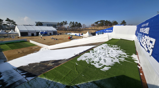 충북 청주시는 포근한 겨울 날씨가 이어지면서 인공 눈 제설이 어렵자, 오는 20일 예정했던 청원구 생명누리공원 눈썰매장 개장식을 연기했다. 김성태 객원기자