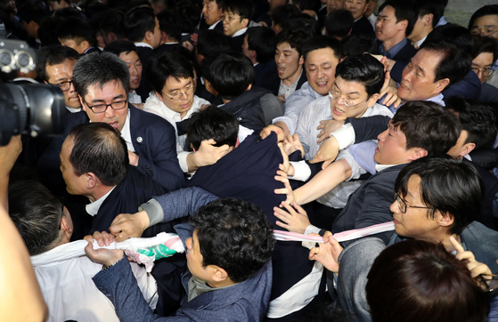정양석 당시 자유한국당 원내수석부대표를 비롯한 의원들과 보좌관들이 2019년 4월 25일 오후 서울 여의도 국회 의안과 앞에서 여당의 공수처법 등 패스트트랙 지정 법안 제출을 저지하기위해 몸으로 막아서고 있다. 뉴스1