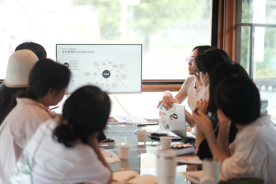 ‘현장 일경험’에 참여하는 청년 창작자들이 충남 로컬 기업 ‘㈜퍼즐랩’에서 진행하는 OT에 참여하고 있다. 사진 로컬파이오니어스쿨