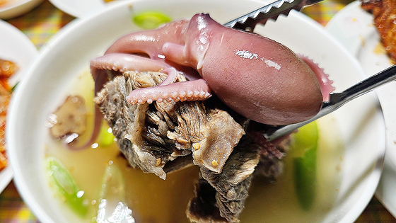 영암 ‘독천식당’의 갈낙탕. 1980년대 개발된 메뉴로 약재를 일절 안 넣고 소갈비만으로 육수를 내 국물이 깔끔하다.