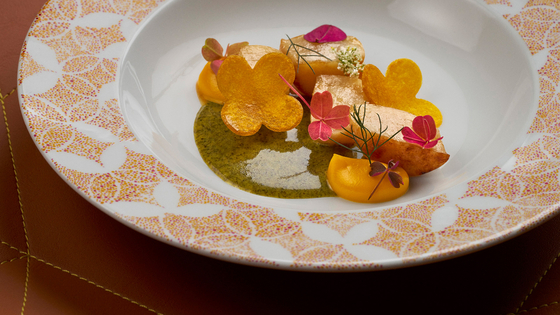 JP에서 선보이는 메뉴, 구운 가리비와 해조 소스를 곁들인 겨울 호박. 사진 루이 비통 