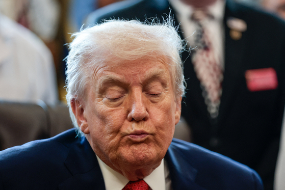 도널드 트럼프 미국 대통령이 18일(현지시간) 워싱턴 백악관 집무실에서 마리화나에 대한 연방 규제 완화를 권고하는 행정명령에 서명한 뒤 진행된 참석자들의 발언 도중 졸고 있는 듯한 모습을 노출시켰다. 로이터=연합뉴스