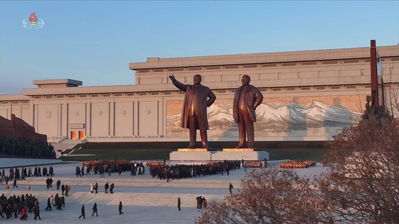 북한에 있는 김일성·김정일 동상. 연합뉴스