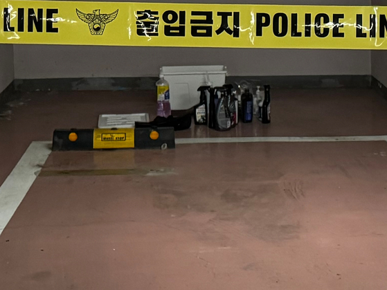 20일 서울 마포구 한 아파트 지하 주차장에 '폭발물'이라고 적힌 상자가 놓여있다는 신고가 접수돼 경찰특공대가 출동하는 소동이 벌어졌다.   플라스틱 상자에 '폭발물(위험물 보관). 폭발 시 책임지지 않습니다. CCTV 보고 있습니다. 가져가지 마세요'라고 적혀있었으나, 경찰은 세차용품이 들어있었던 것으로 파악했다.   사진은 '폭발물'이라고 적혀있던 플라스틱 상자와 세차용품. 연합뉴스