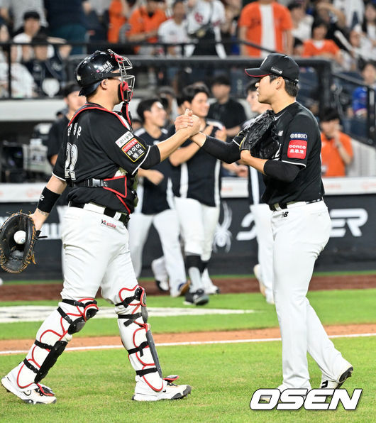 [OSEN=대전, 민경훈 기자] 7일 대전 한화생명볼파크에서 ‘2025 신한 SOL Bank KBO리그’ 한화 이글스와 KT 위즈의 경기가 열렸다. 이 경기에서 KT는 강백호의 9회 역전 홈런에 힘입어 한화에 5-4 역전승을 거뒀다. 2승1패 위닝시리즈를 따낸 KT는 52승51패4무(승률 .505)를 마크했다.60승40패3무(승률 .600)가 된 한화는 이날 잠실 두산전을 승리한 LG(63승41패2무 승률 .606)에 다시 1위 자리를 내주며 2위로 내려앉았다.경기를 마치고 KT 박영현과 장성우가 하이파이브를 하고 있다. 2025.08.07 / rumi@osen.co.kr