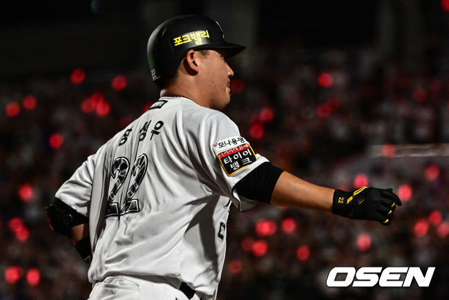 [OSEN=수원, 조은정 기자]3일 오후 수원KT위즈파크에서 ‘2025 신한 SOL BANK KBO리그’ KT 위즈와 롯데 자이언츠의 경기가 진행됐다.이날 경기에 KT는 헤이수스, 롯데는 감보아를 선발투수로 내세웠다. 6회말 2사 2루 KT 장성우가 투런 홈런을 날린 뒤 베이스를 돌고 있다. 5회 솔로 홈런에 이은 연타석 홈런. 2025.09.03 /cej@osen.co.kr