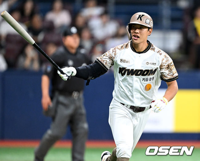 [OSEN=고척, 이대선 기자] 프로야구 키움 히어로즈가 극적인 끝내기 승리로 3연승을 질주했다.키움은 6일 서울 고척스카이돔에서 열린 ‘2025 신한은행 SOL Bank KBO리그’은 LG 트윈스와의 경기에서 2-1로 승리했다. 10회말 끝내기 홈런을 기록한 키움 송성문이 환호하고 있다. 2025.06.06 /sunday@osen.co.kr