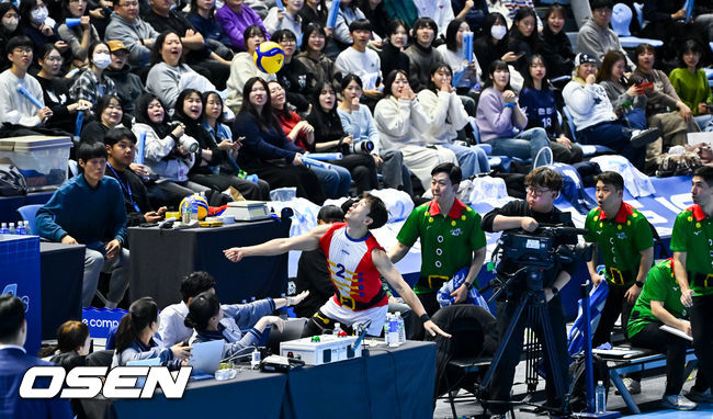 료헤이 디그된 공을 쫓아가는 한선수