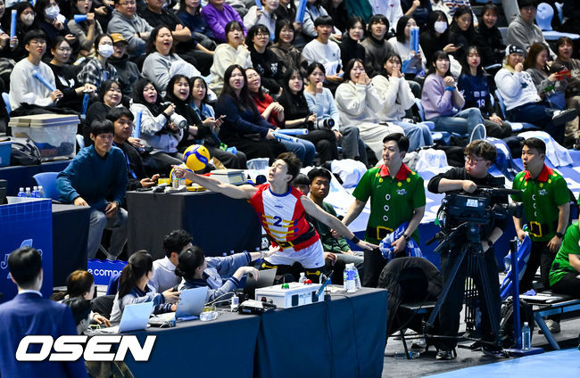 심판석까지 달려들며 공 살려내는 한선수 