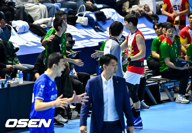 점수 나고 경기가 중단되서야 코트 밖으로 나와 사과하는 한선수