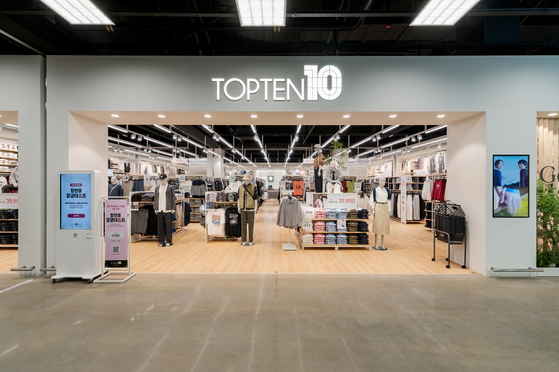 온라인 쇼핑이 일상이 된 상황에서도 탑텐의 매출 구조는 여전히 오프라인에 무게가 실려 있다. 패션 상권보다는 주거 밀집지역, 대형 복합쇼핑몰, 마트 중심이다. 사진은 탑텐 트레이더스 구월점. 신성통상 