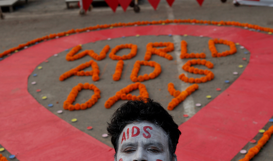 지난 1일(현지시간) 인도 동부 콜카타에서 열린 '세계 후천성면역결핍증(AIDS·에이즈)의 날' 행사 모습. EPA=연합뉴스