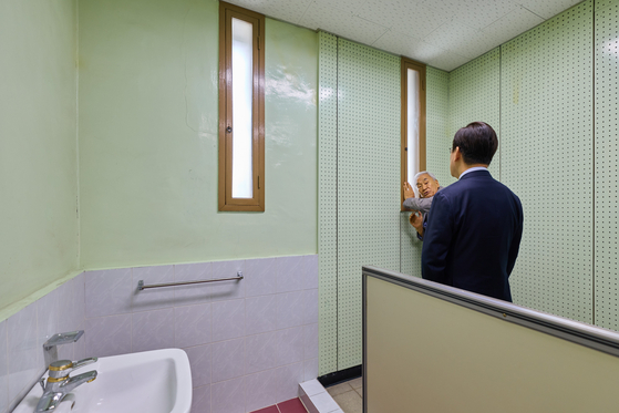 이재명 대통령이 지난 10월 21일 옛 남영동 대공분실인 민주화운동기념관을 방문해 시설을 둘러보고 있다. 이재오 민주화운동기념사업회 이사장이 동행해 이 대통령에게 당시 상황을 설명하고 있다. 사진 대통령실