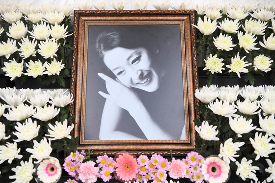 배우 故 윤석화씨의 빈소가 마련된 19일 서울 신촌세브란스병원 장례식장 특1호실에 고인의 영정사진이 놓여 있다. 뉴스1
