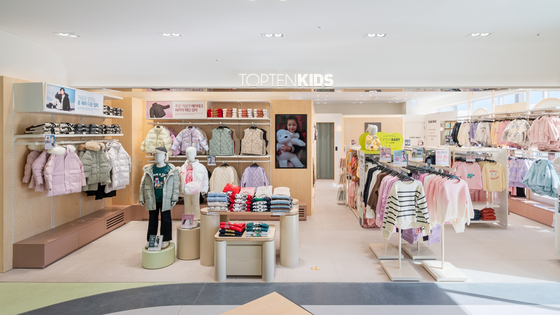 성장기 아이 옷은 한 철을 넘기기 어렵다. 탑텐은 한국 아이들의 체형과 계절에 맞춘 상품을 내놓고, 정기적인 1+1 행사를 통해 다음 구매를 미리 준비하도록 하고 있다. 사진 신성통상