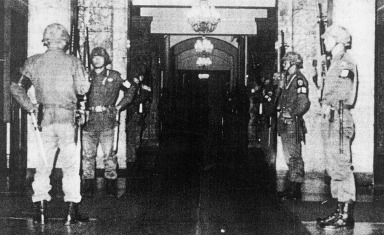 1980년 5월 17일 서울 중앙청에서 열린 비상국무회의장에 무장한 군인이 1~2m 간격으로 배치돼 있다. 신군부의 압력으로 결국 비상계엄을 전국으로 확대키로 결의했다. 중앙포토