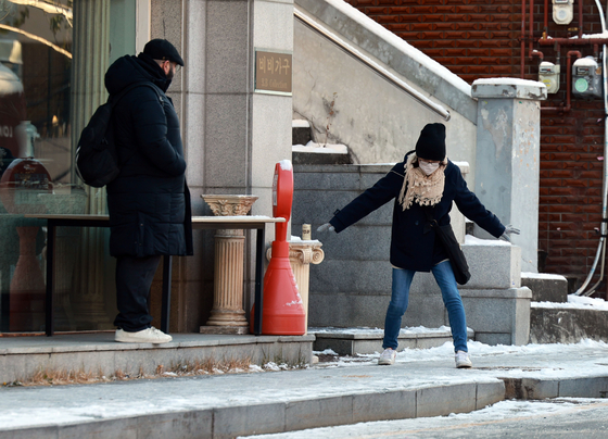 도로 곳곳이 얼어붙은 지난 5일 서울 이태원역 인근에서 시민들이 빙판길을 조심히 걷고 있다. 연합뉴스