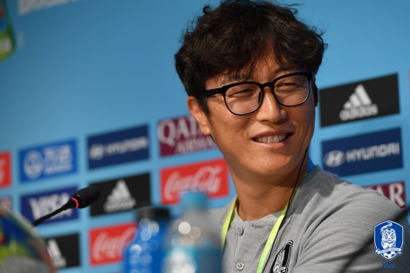 2019년 FIFA 17세 이하 월드컵에 한국 사령탑으로 참가한 김정수 감독. 8강행을 이끌어 지도력을 입증했다. 사진 대한축구협회 