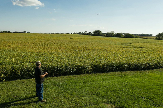 보존경운과 윤작 등 지속가능한 농법으로 토양의 비옥도와 생물 다양성을 높이며 탄소 배출을 줄이는 미국 대두 농가. 사진 미국대두협회 