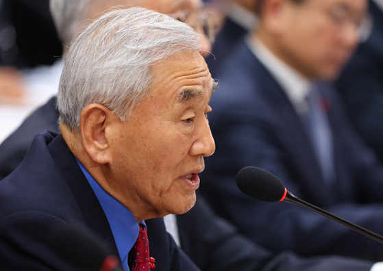 이재오 민주화운동기념사업회 이사장이 지난 17일 정부세종컨벤션센터에서 열린 행정안전부 등 업무보고에서 이재명 대통령의 질문에 답변하고 있다. 연합뉴스