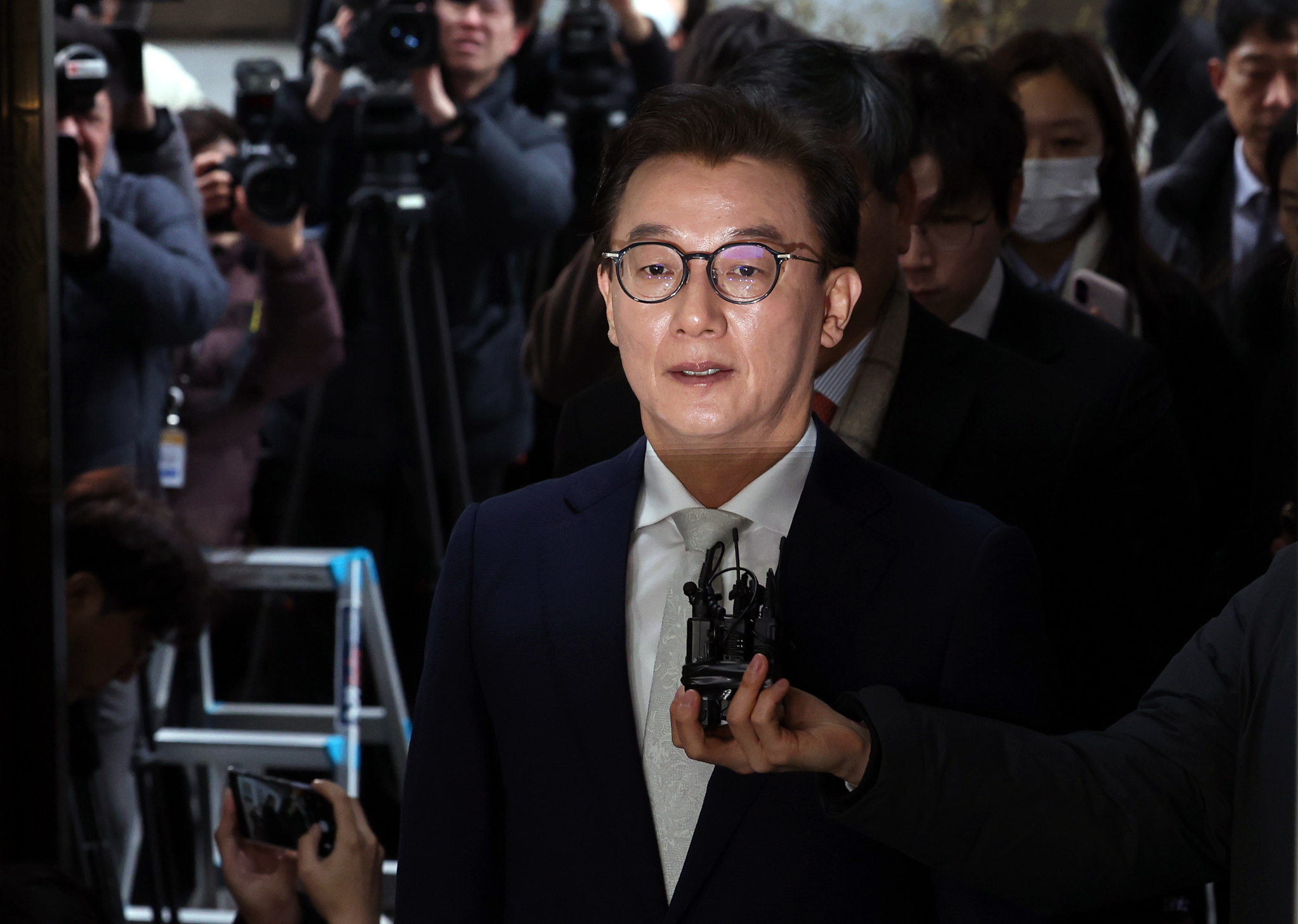 통일교 금품수수 의혹을 받는 전재수 전 해양수산부 장관이 19일 오전 서울 서대문구 경찰청 국가수사본부로 조사받기 위해 출석하고 있다. 연합뉴스