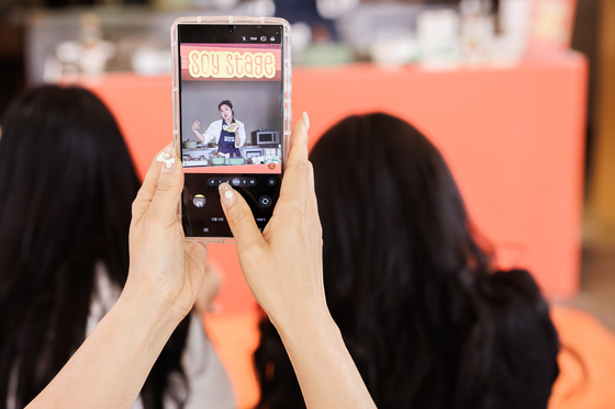 지속가능성을 주제로 지난 6월 열린 소이 캠페인 하우스에서 참가자들이 쿠킹쇼를 지켜보며 사진을 남기고 있다. 소비자의 관심은 가치소비로 옮겨가고 있다. 사진 미국대두협회