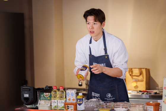 지난 6월에 진행한 소이 캠페인에 참여한 오스틴 강 셰프가 SUSS 인증 마크를 부착한 제품을 활용한 요리를 선보이고 있다. 사진 미국대두협회