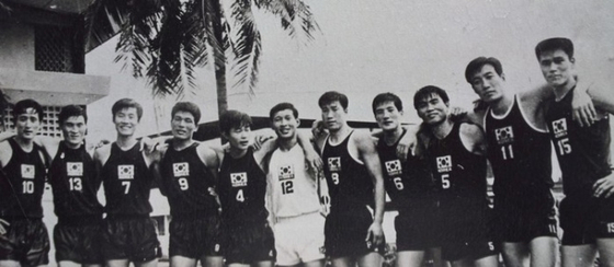 1970년 방콕아시안게임에서 나란히 금메달을 딴 축구대표팀(위쪽 사진)과 농구대표팀. 이들은 모든 경기를 마친 뒤 체육사에 길이 남을 술 실력 대결을 벌였다. 무려 일곱 시간 반에 걸친 ‘이종 빅매치’의 승자는 농구대표팀이었다고 한다. [중앙포토]