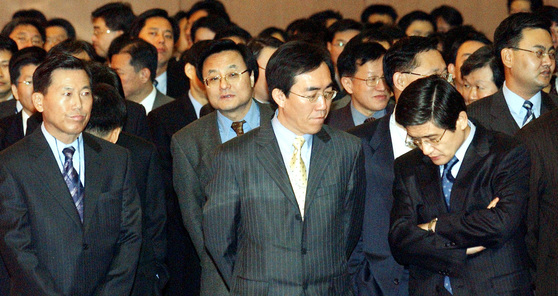2004년 1월 15일 오전 외교통상부 청사에서 열린 윤영관 장관 이임식에 참석한 외교부 간부들이 굳은 표정으로 장관을 기다리고 있다. 중앙포토