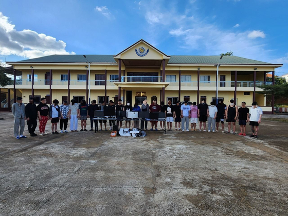 한국과 캄보디아 합동 수사팀인 코리아 전담반이 지난 18일(현지시간) 캄보디아 몬돌끼리 지역의 스캠 단지(온라인 사기 범죄 거점)에서 감금된 한국인 1명과 범죄 혐의자 26명을 검거했다. 사진 경찰청