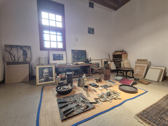 용인 장욱진 고택 양옥 2층에 그대로 보존돼 있는 마지막 작업실. 용인=권근영 기자