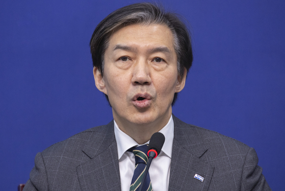 조국혁신당 조국 대표가 지난 18일 국회에서 열린 최고위원회의에서 국회에 설치될 정치개혁특별위원회의 거대 양당 독점을 비판하는 발언을 하고 있다. 연합뉴스