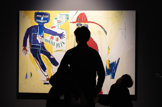 19일 야간 개장한 바스키아 특별전 전시장에서 작품을 관람하고 있는 시민들. 전민규 기자