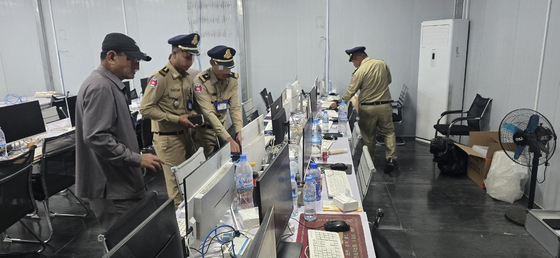 한국과 캄보디아 합동 수사팀인 코리아 전담반이 지난 18일(현지시간) 캄보디아 몬돌끼리 지역의 스캠 단지(온라인 사기 범죄 거점)에서 감금된 한국인 1명과 범죄 혐의자 26명을 검거했다. 사진 경찰청