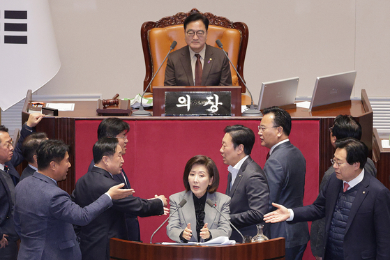 나경원 국민의힘 의원이 지난 9일 서울 여의도 국회에서 열린 본회의에서 가맹사업거래의 공정화에 관한 법률 일부개정법률안에 대한 무제한 토론(필리버스터)을 하는 가운데 여야 의원들이 충돌하고 있다. 뉴스1