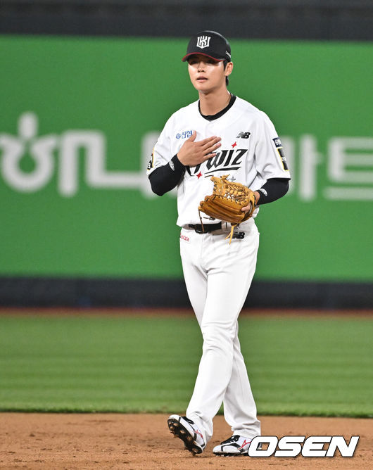 [OSEN=수원, 조은정 기자]11일 오후 수원 KT위즈파크에서 ‘2024 신한 SOL Bank KBO리그’ KT 위즈와 두산 베어스의 경기가 열렸다.이날 홈팀 KT는 쿠에바스를, 방문팀 두산은 김유성을 선발로 내세웠다.9회초 KT 유격수 박민석이 포구실책으로 두산 선두타자 강승호의 출루를 허용한 뒤 포수 문용익을 향해 미안함을 표하고 있다. 2024.07.11 /cej@osen.co.kr